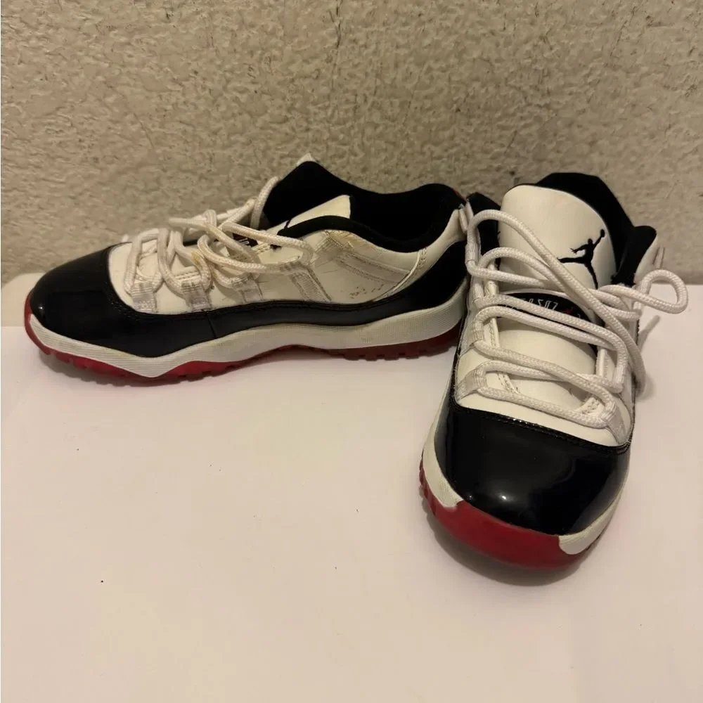 Jordan Low Top Sneakers Retro Mid Concord-Bred Size 2Y Black Red White Youth